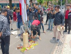 Arti Sembelih Ayam Ketika Aksi LDKS PIJAR di Depan Kejari Banyuwangi
