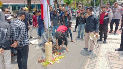 Arti Sembelih Ayam Ketika Aksi LDKS PIJAR di Depan Kejari Banyuwangi