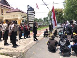 Tersangka Kasus Korupsi Mamin Dibiarkan, LDKS PIJAR Gelar Orasi dan Teatrikal di Depan Kejari Banyuwangi Tuntut Kejelasan