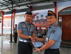 Apresiasi Kinerja Jajarannya, Kalapas Banyuwangi Berikan Penghargaan Pegawai Teladan