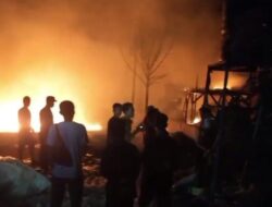 Si Jago Merah Lalap Gudang Pengolahan Plastik Rongsokan di Kecamatan Gambiran, Ternyata ini Penyebabnya