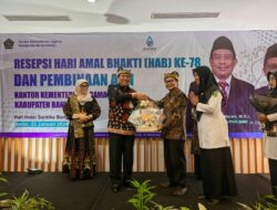Launching Antologi Puisi, Kepala Kanwil Kemenag Jawa Timur dapat Buket Buku