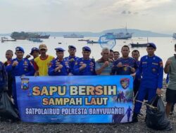 Komitmen Satpolairud Banyuwangi Jaga Kebersihan Pesisir Pantai, Gelar “Sapu Bersih Sampah Laut”