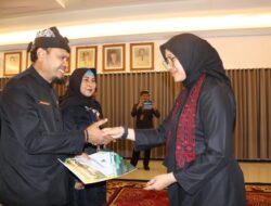 Bupati Ipuk Fiestiandani melantik dan menyerahkan Surat Keputusan (SK) terhadap 55 kepala Sekolah Dasar (SD) dan Sekolah Menengah Pertama (SMP) se-Banyuwangi
