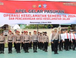 Operasi Keselamatan Semeru 2024 Digelar, Kapolresta Banyuwangi Pakaikan Helm ke Siswa SD Simbol Aksi Peduli Anak Dalam Berlalu Lintas