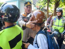 Promotor Keselematan Berlalu Lintas, Polresta Banyuwangi Bagikan Ratusan Helm Pada Siswa SD