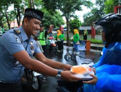 Pegawai dan Dharma Wanita Lapas Banyuwangi Pupuk Kebersamaan dengan Berbagi Takjil