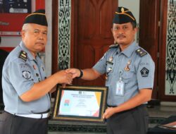Berkinerja Baik, Pegawai Lapas Banyuwangi Terima Penghargaan Pegawai Teladan