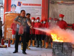 Petugas dan Warga Binaan Lapas Banyuwangi Dilatih Teknik Pemadaman Kebakaran
