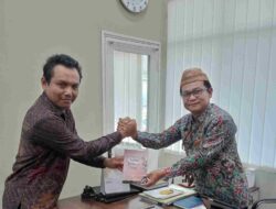 Kepala Kantor Kemenag Banyuwangi Terima Antologi Puisi “Hebat Bersama Umat” Karya 79 Penyair