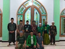 Kolaborasi PAC GP Ansor dan Ranting GP Ansor Wongsorejo dalam program bersih-bersih masjid.
