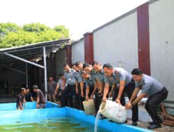 Dukung Program Ketahanan Pangan, Lapas Banyuwangi Tebar Sepuluh Ribu Bibit Ikan Lele