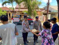 Jumat Berkah, Polisi di Banyuwangi Bagikan Nasi Kotak Pada Paman Becak, Tukang Parkir, Pedagang Kaki Lima dan Ojek Online