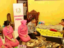 Wujudkan Kepedulian dan Dukungan Moril; Kapolresta Banyuwangi dan Bhayangkari Sambangi Anggota yang Sedang Sakit