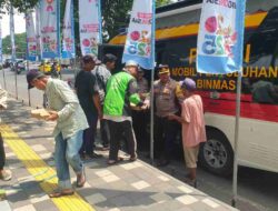 Bagi-bagi Nasi Kotak Gratis; Wujud Kepedulian Polresta Banyuwangi dalam Rangka Jumat Berkah