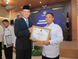 Gagalkan Penyelundupan Handphone, Kasi Admin Kamtib Lapas Banyuwangi Diganjar Penghargaan oleh Kakanwil Ditjenpas Jatim
