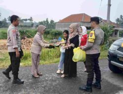 Menjelang Ramadhan, Kapolsek Kalibaru Serahkan Bunga untuk Warga yang Takziah