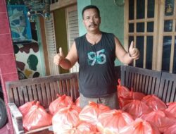 Aksi Berbagi Jum’at Berkah Pak Pri, Warga Desa Sambirejo Ini Patut Diacungi jempol