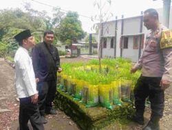 Wujudkan Asta Cita Presiden: Bhabinkamtibmas Polresta Banyuwangi Dukung warga Tanam Sayur dalam Polybag di pekarangan