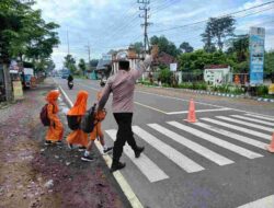 Bantu Seberangkan Siswa Sekolah di Banyuwangi, Polisi Gelar Lakukan Pengaturan Pagi Di Area Sekolah