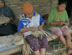 Kebijakan Bupati Ipuk Batasi Kantong Plastik, Membuat UMKM Kerajinan Bambu Kembali Bergairah