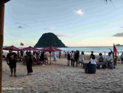 Libur Panjang Hari Raya Idhul Adha 1446 H, Pantai Pulau Merah Dipadati Wisatawan