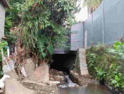 Bangunan di Badan Sungai Srono Disorot: Siapa yang Bertanggung Jawab?