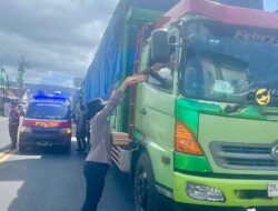 Polresta Banyuwangi Peduli; Bagikan Nasi Kotak kepada Sopir yang Antre di Jalur Ketapang