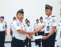 Tunjukkan Kontribusi Nyata pada Pengembangan SAE, Kalapas Banyuwangi Anugerahkan Penghargaan Pegawai Teladan